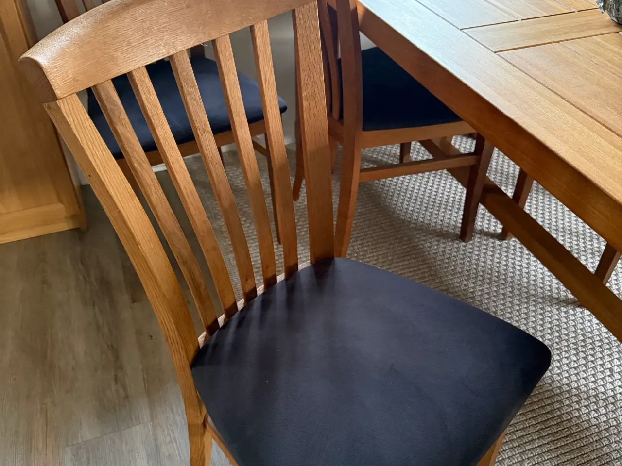 Billede 5 - Olieret spisebord egetræ med 8 stole velour sæde  