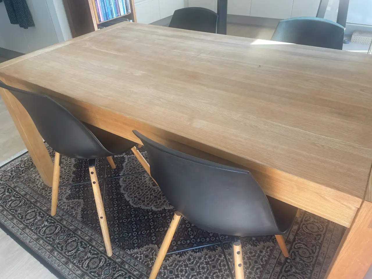 Billede 2 - Lækkert massivt bord i egetræ