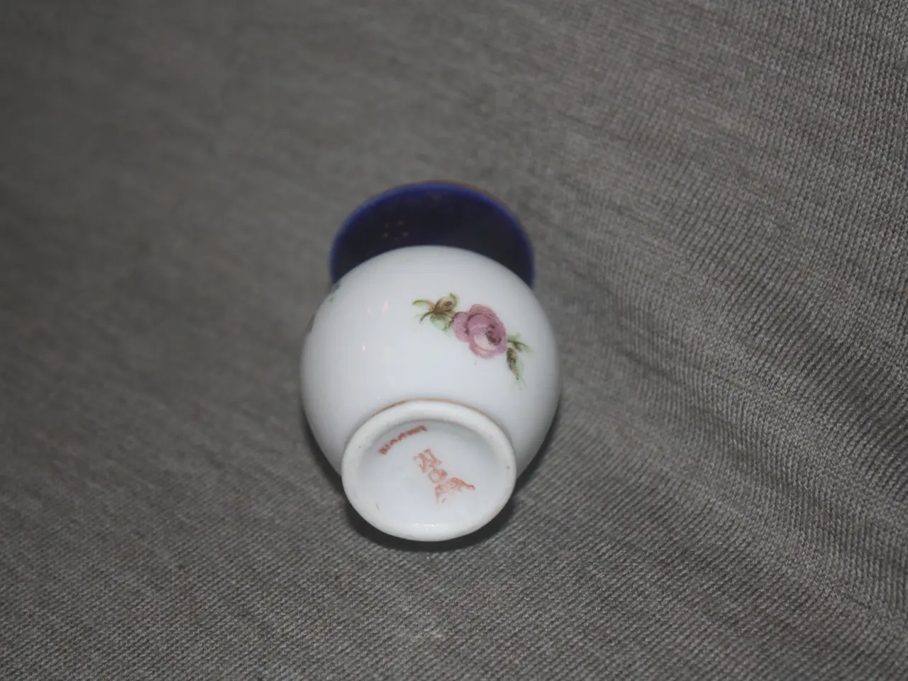Billede 7 - Pilleæske i porcelæn samt lille vase