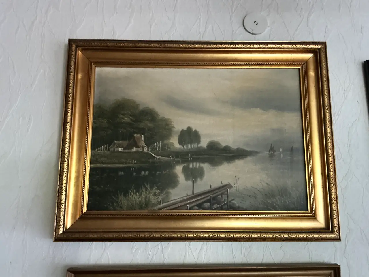 Billede 1 - Billede af hus ved sø