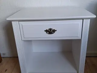 Masiv træ seng, nat bord og komode 