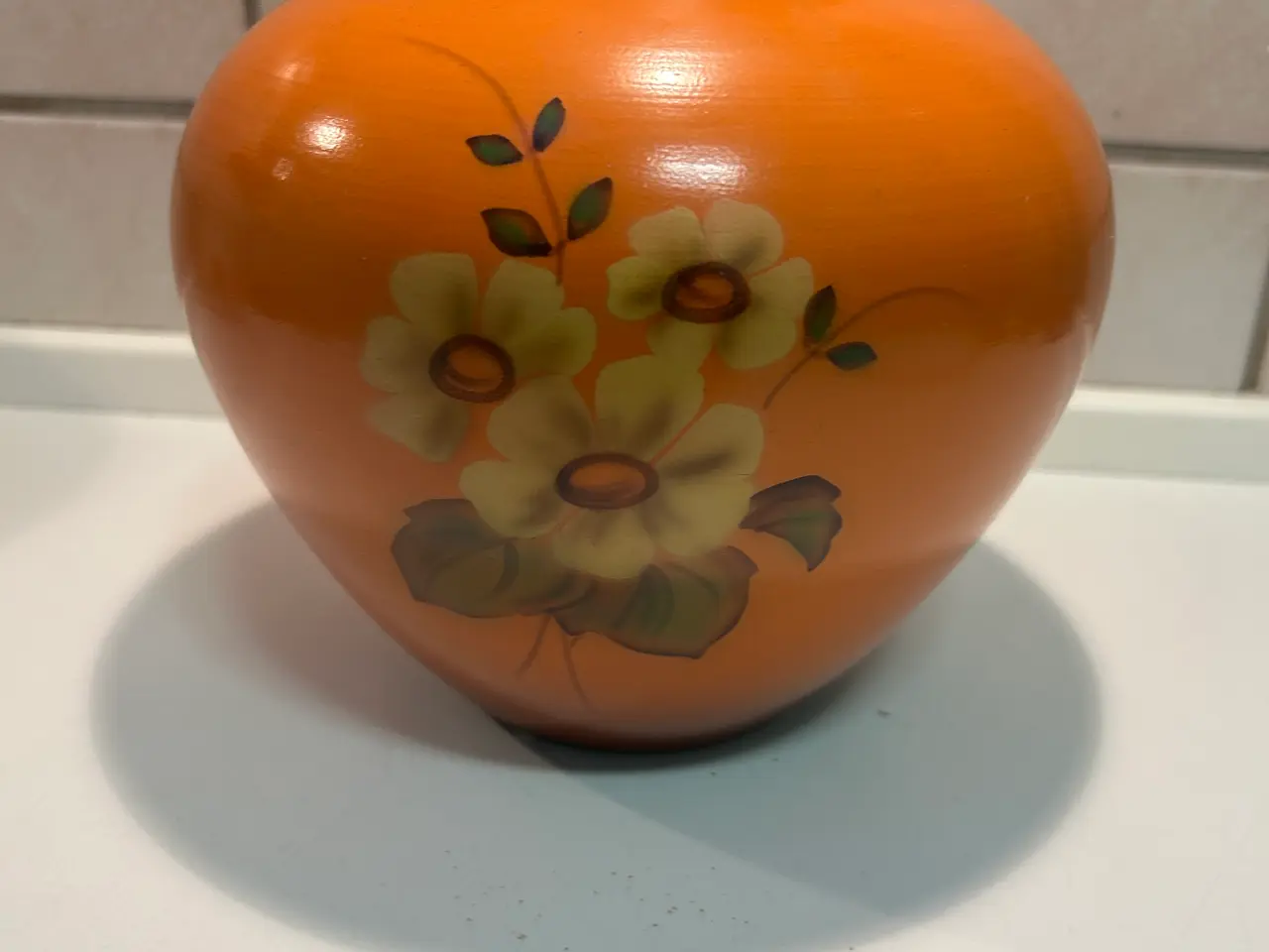 Billede 3 - Vase i orange med brun hals og blomst deco. VINTAG