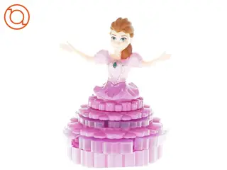 Prinsesse med udtrækkelig kjole på hjul