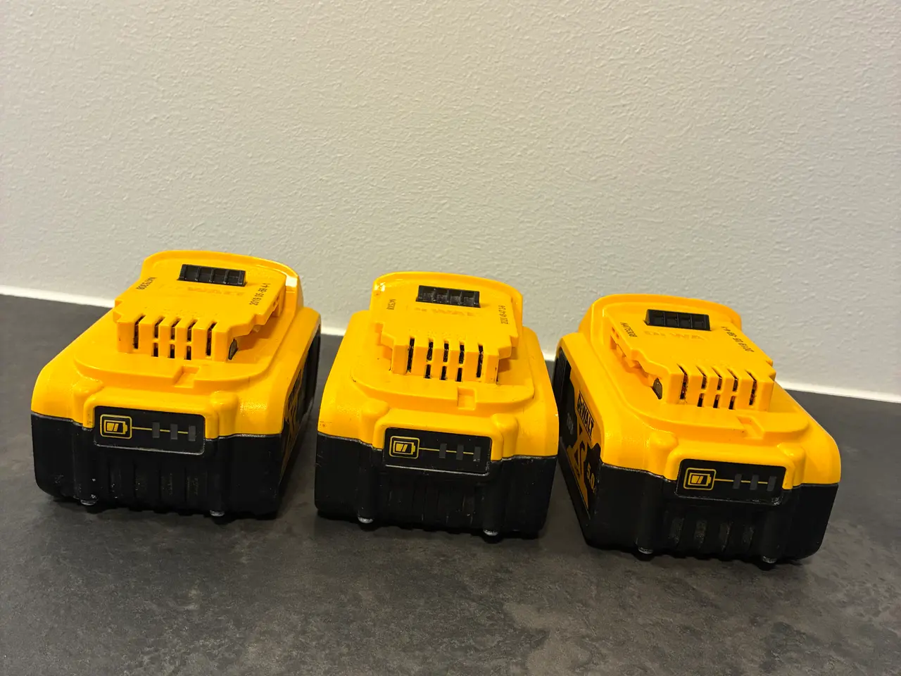 Billede 2 - DeWalt 18V 5.0 Ah XR Li-Ion batterier (3 stk.)