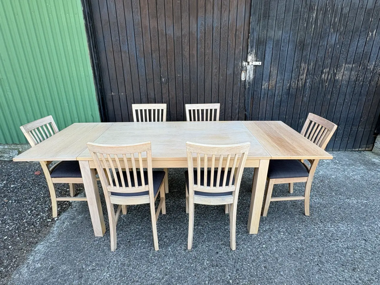 Billede 1 - Spisebord med seks stole 