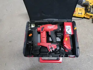 Akku klammepistol MILWAUKEE M18 FNCS18GS med lader