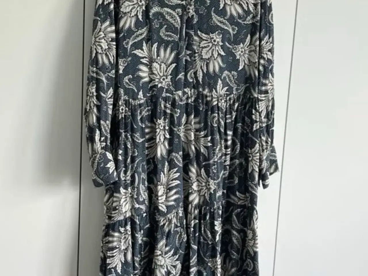 Billede 1 - Blå blomstret kjole fra H&M