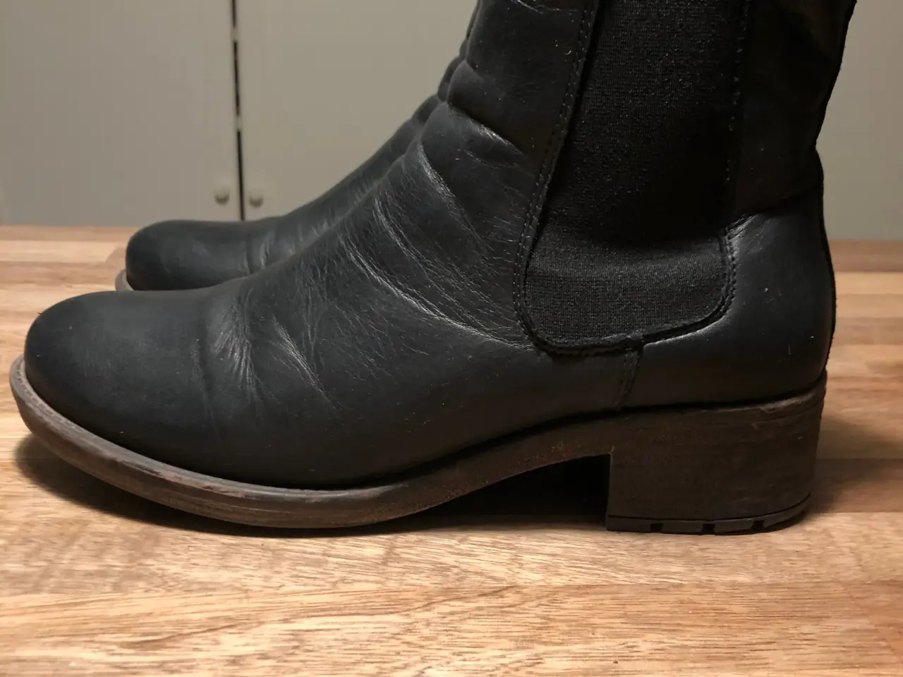 Billede 1 - Chelseaboots i sort skind med foer