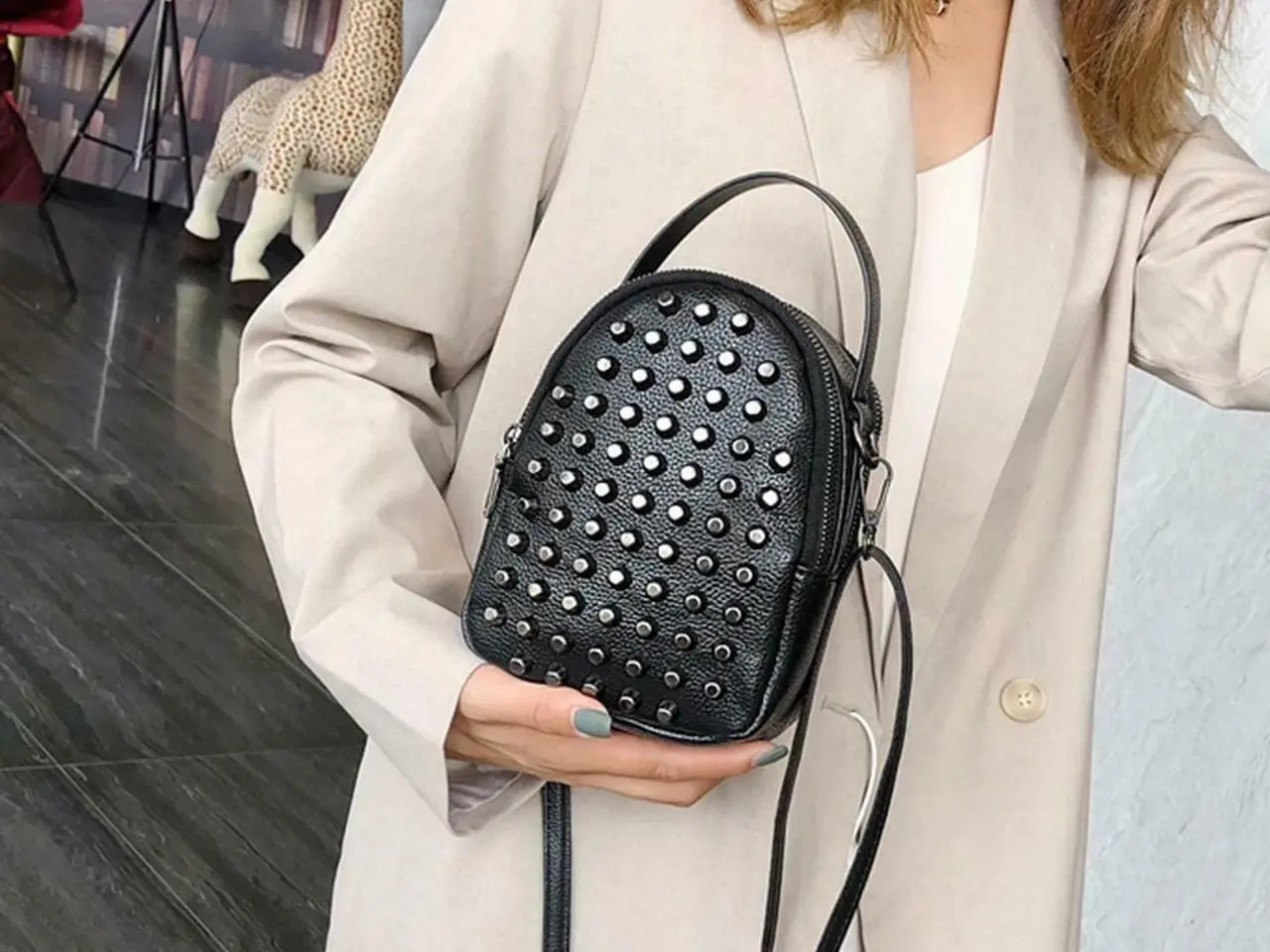 Billede 3 - Skuldertaske /Handbag med pyntelige nitter