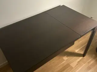IKEA bord i mørkt træ