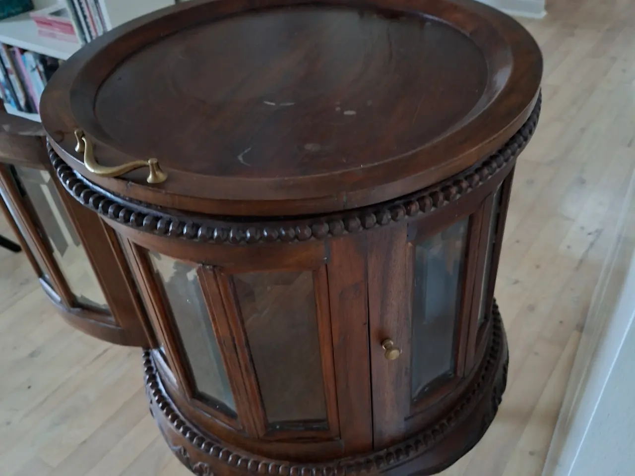 Billede 1 - Rundt Vitrine barskab Ø 50 cm