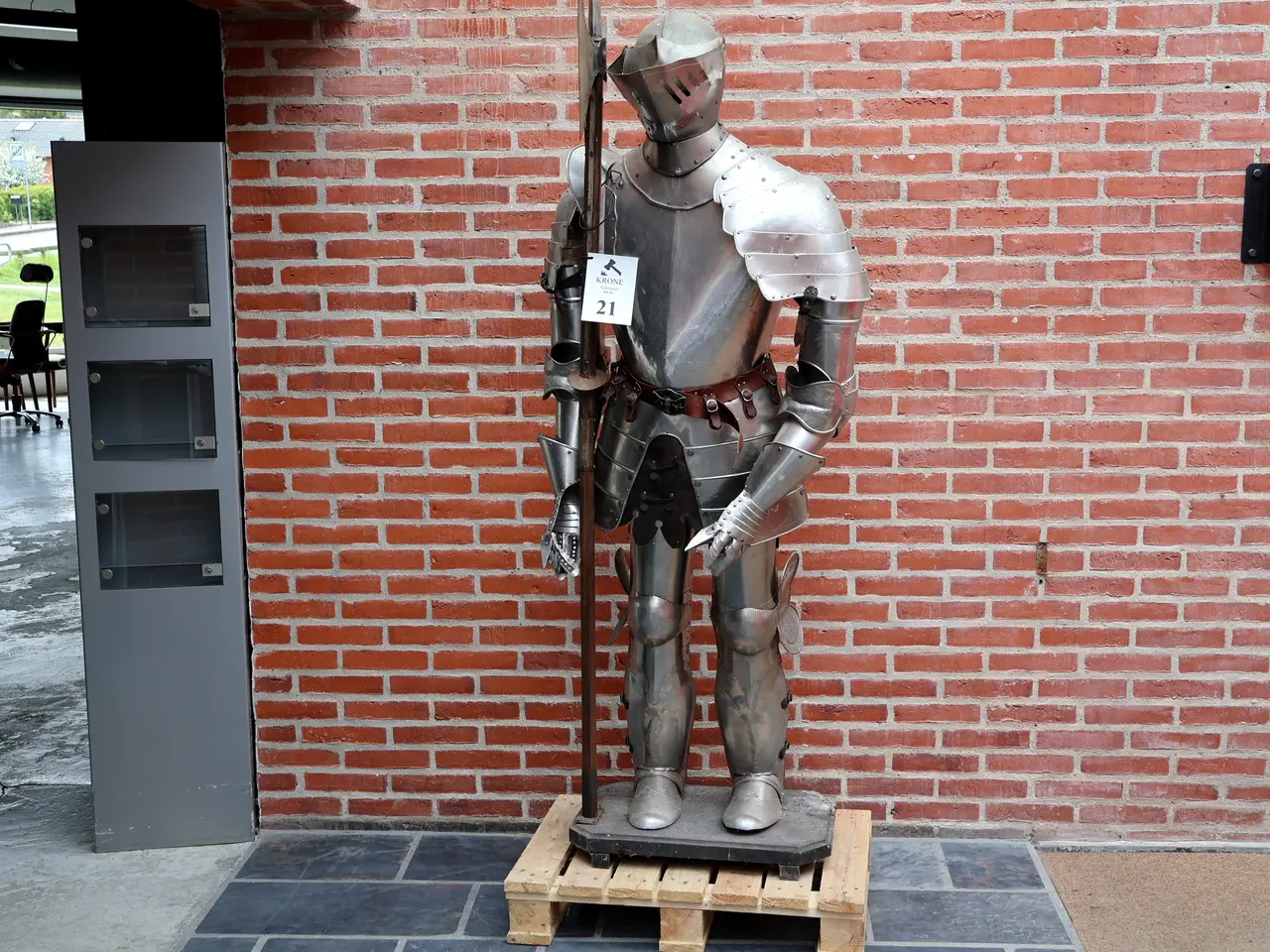 Billede 1 -  Gammel rustning, ca 220cm høj.