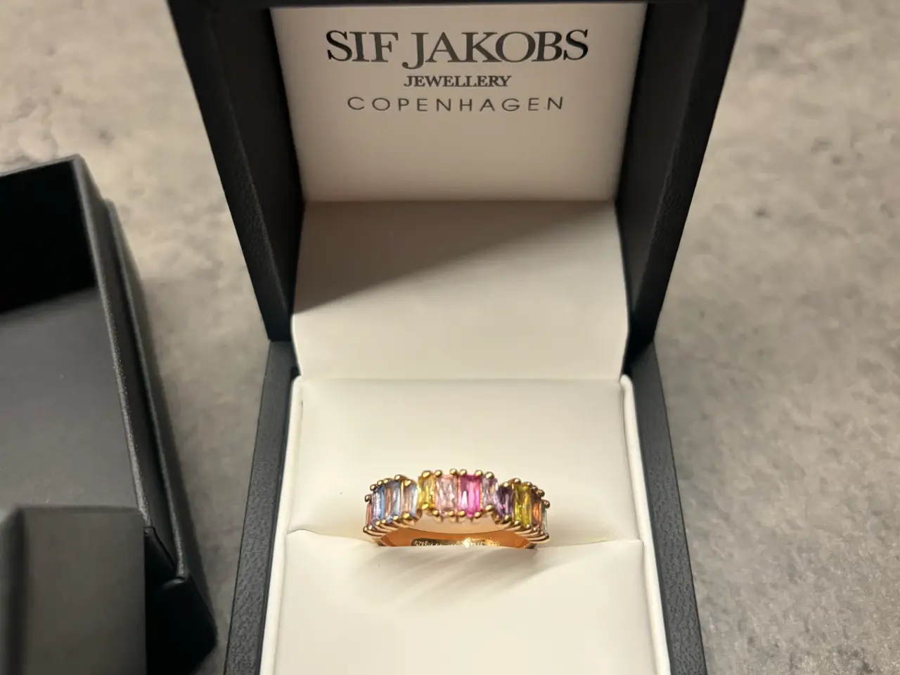 Billede 2 - Sif Jakobs ring i guld med multifarvet sten