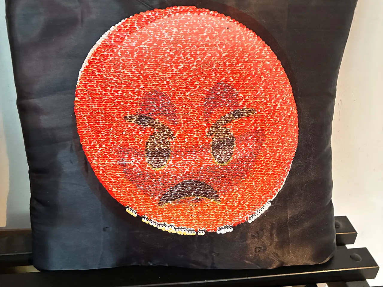 Billede 2 - Sort pude med paillet smiley