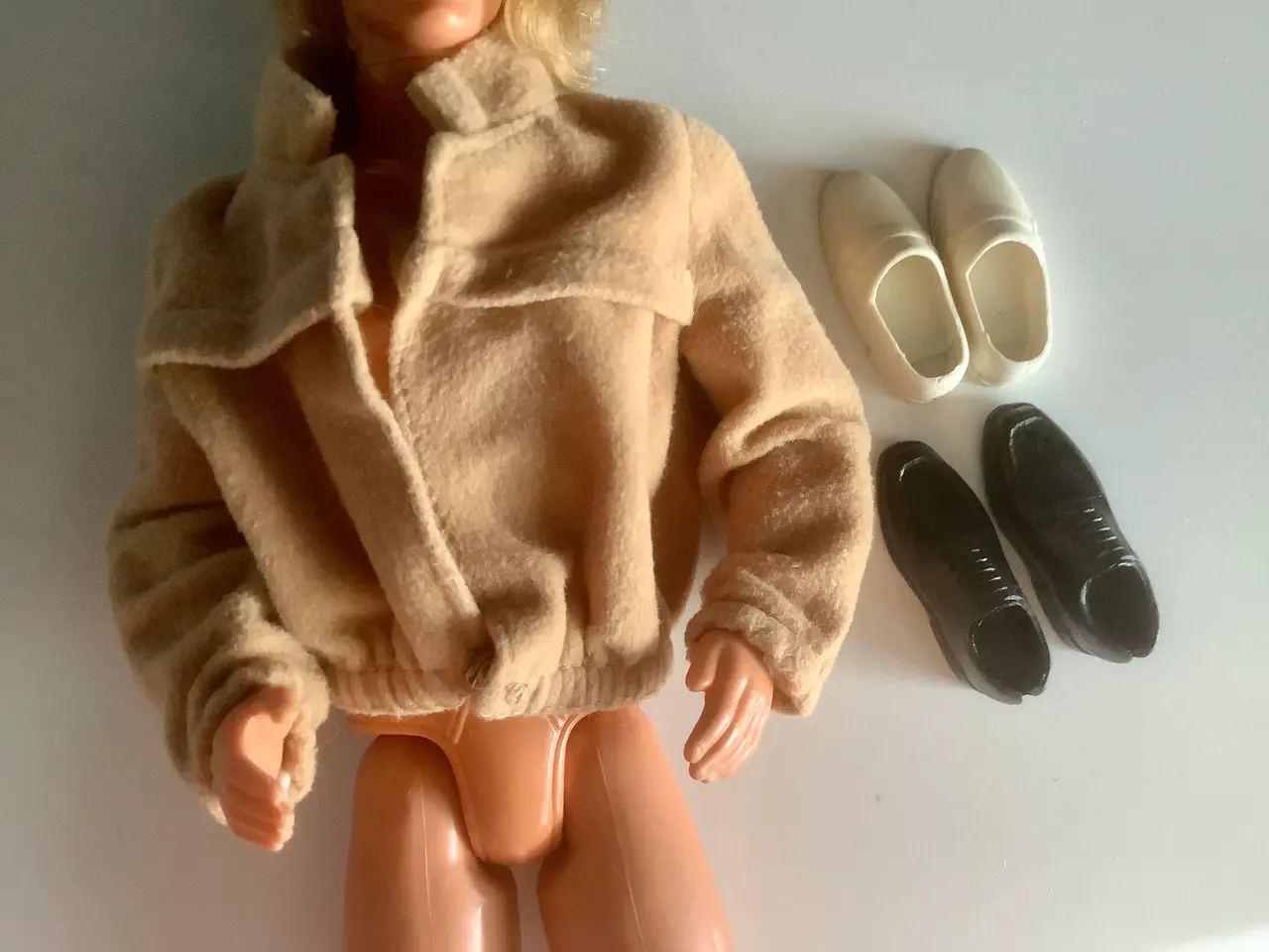 Billede 1 - Jakke og sko til Ken Barbie.