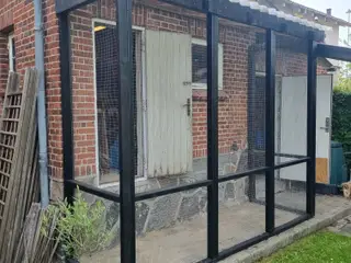 Voliere til gavl på hus. 
