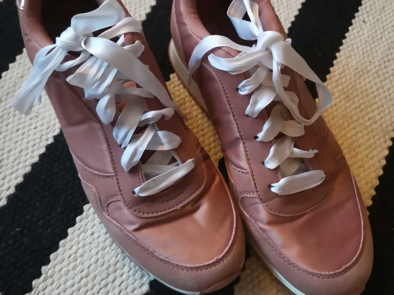 Billede 1 - Som ny sko, med satin snørebånd 5 kr🌸