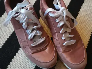 Som ny sko, med satin snørebånd 5 kr🌸