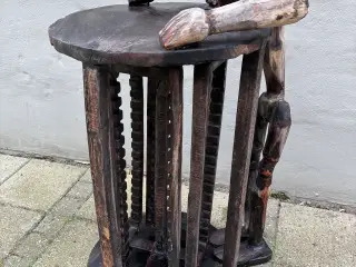 Afrikansk håndskåret bord 88 cm høj