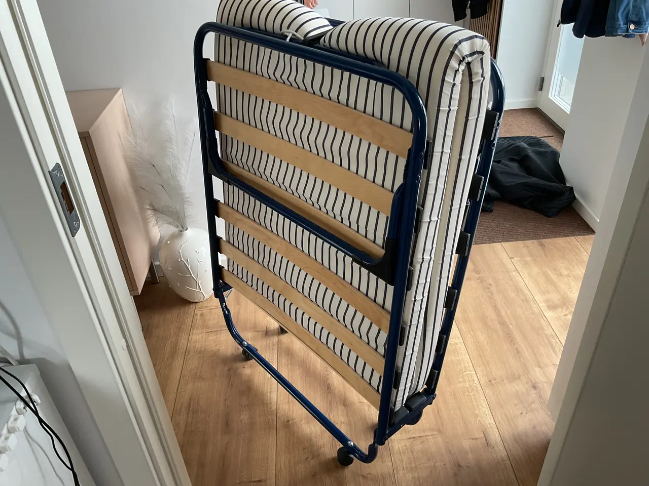 Billede 2 - Gæste seng med madras. Kan klappes sammen og er