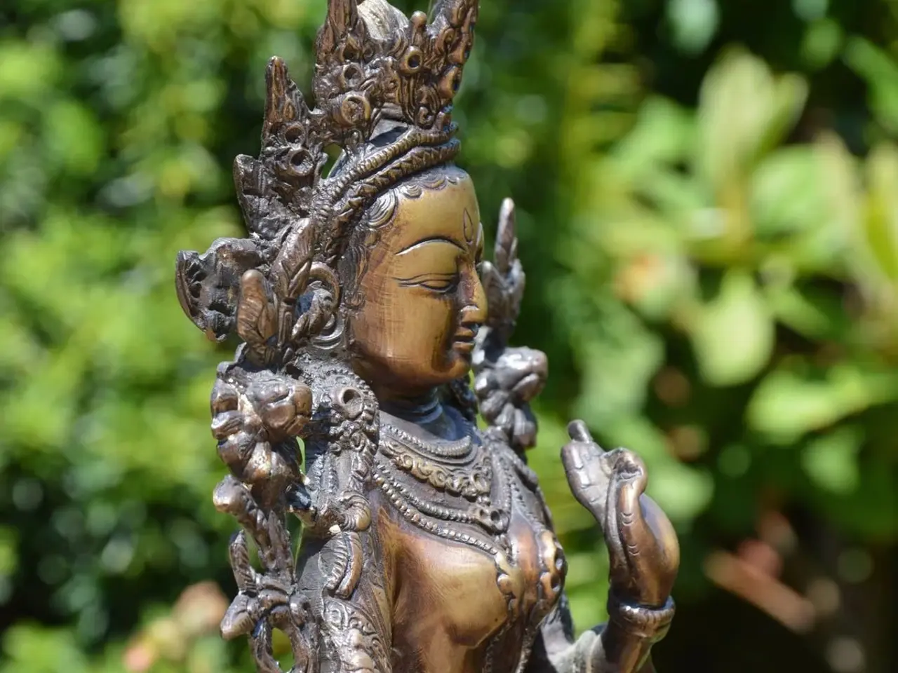 Billede 4 - Stor bronzestatue af Grøn Tara, 37 cm, Nepal