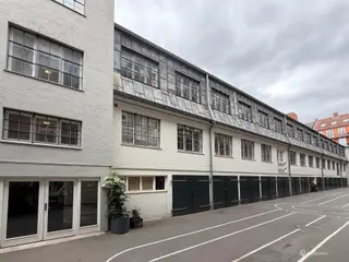 Karakterfuldt kontorlejemål på Vesterbro – tidligere fabriksbygning fra 1936 Velindrettede og fleksible erhvervsarealer med gode lysforhold og moderne faciliteter i attraktiv. central beliggenhed