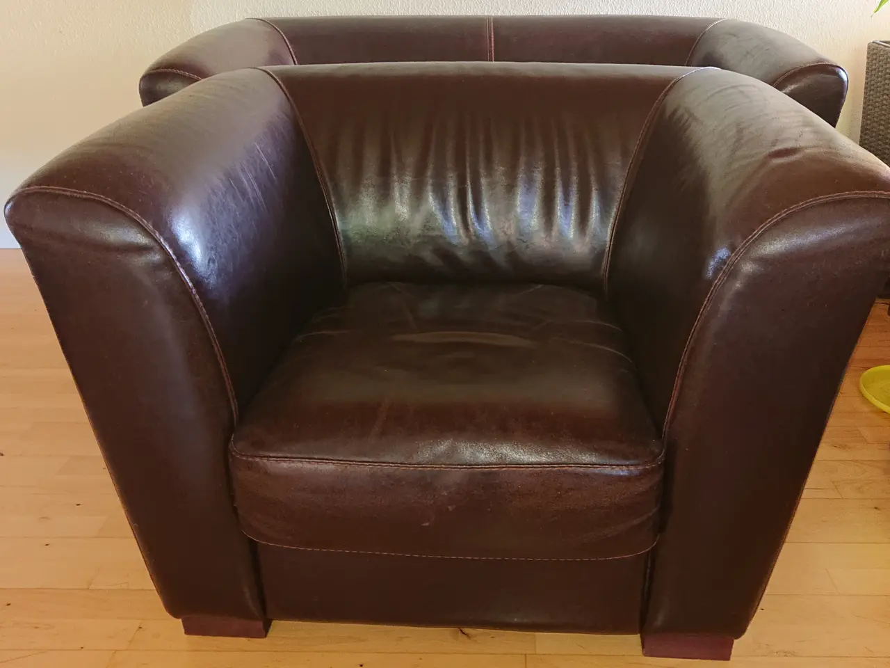 Billede 2 - Sofa + stol i kraftig læder.