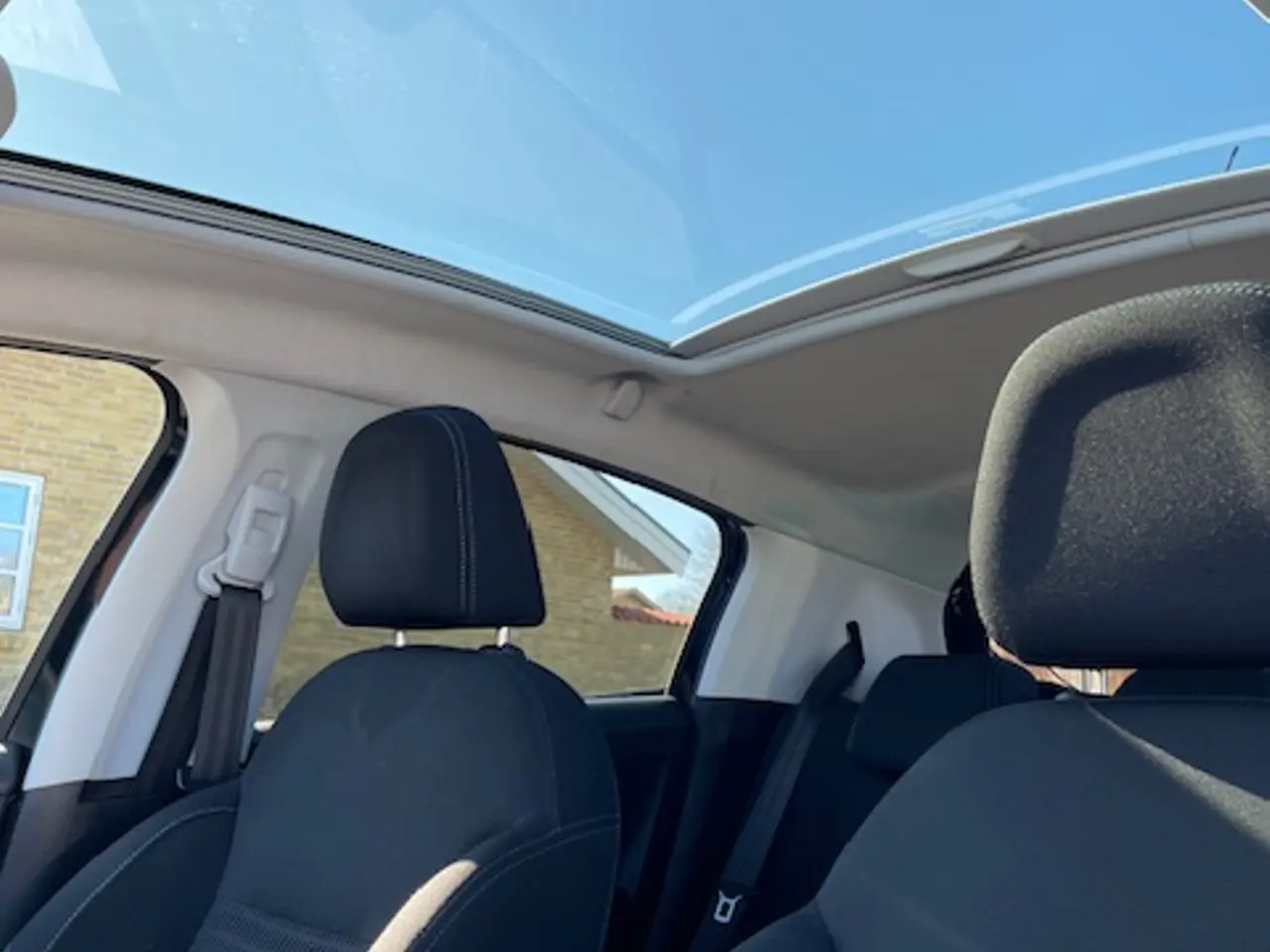 Billede 6 - Kør hjem i fin Peugeot 208 Allure sky.