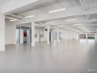 1.221m² lager og kontor/showroom til en lav leje. tæt på motorvej og togstation