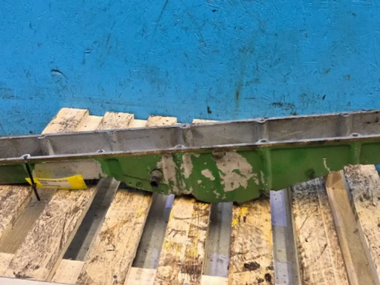 Billede 13 - John Deere 6125HZ001 Indsugningsmanifolddæksel R516998
