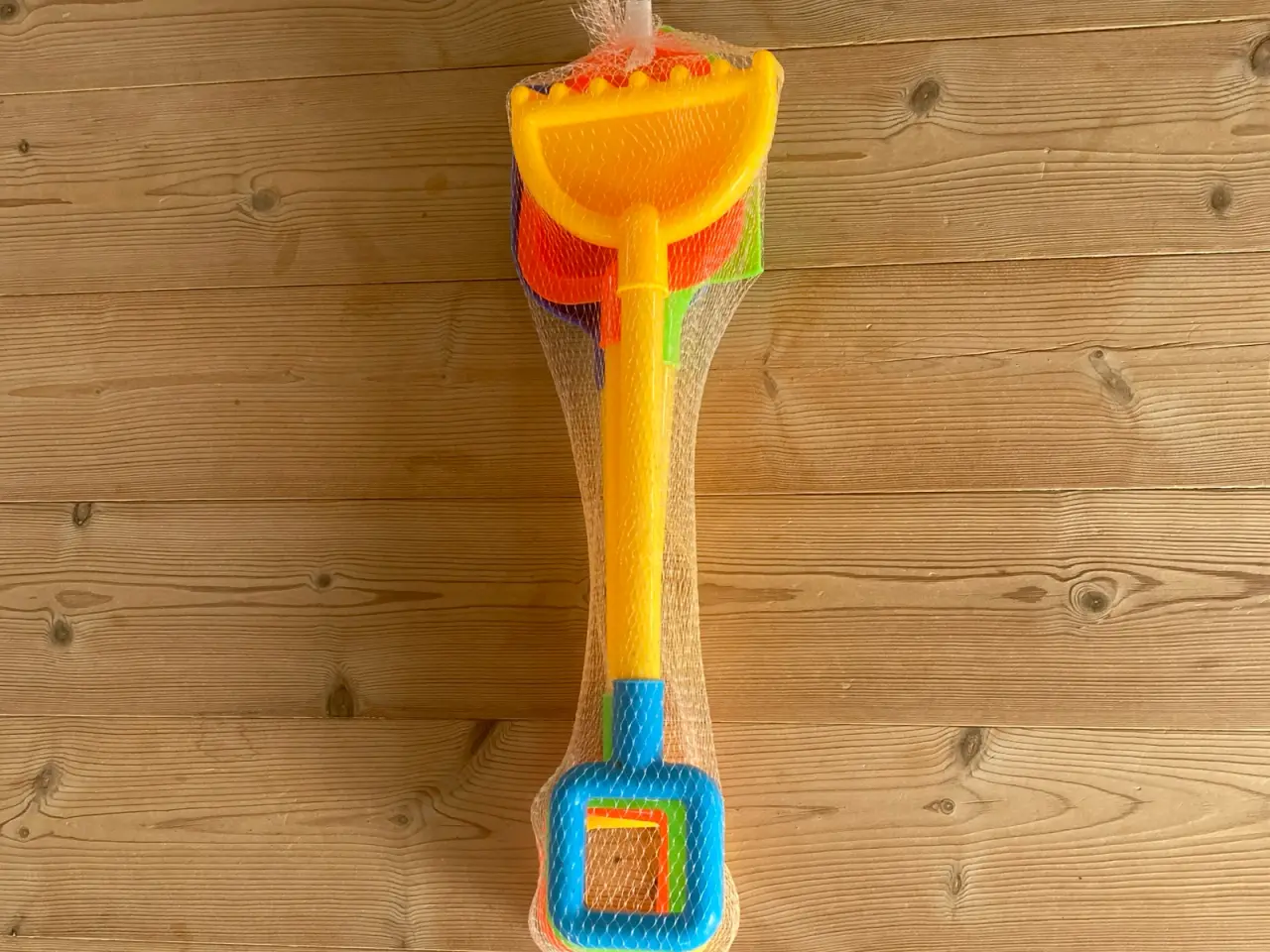 Billede 1 - Farverigt sæt strandlegetøj.