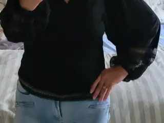 Bluse i strech stof med balon ærmer