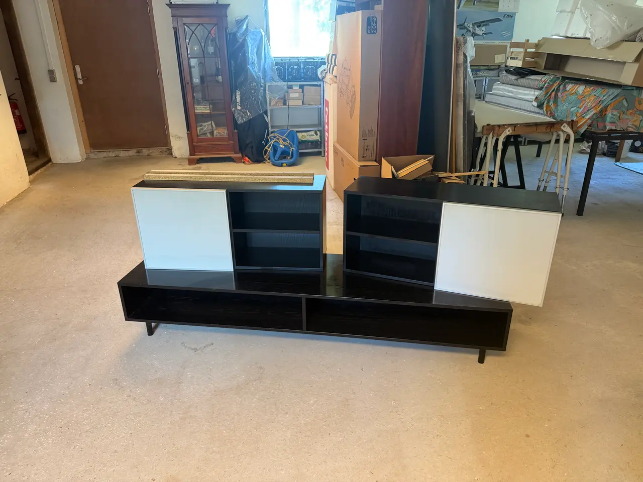 Billede 1 - TV bænk med overskabe