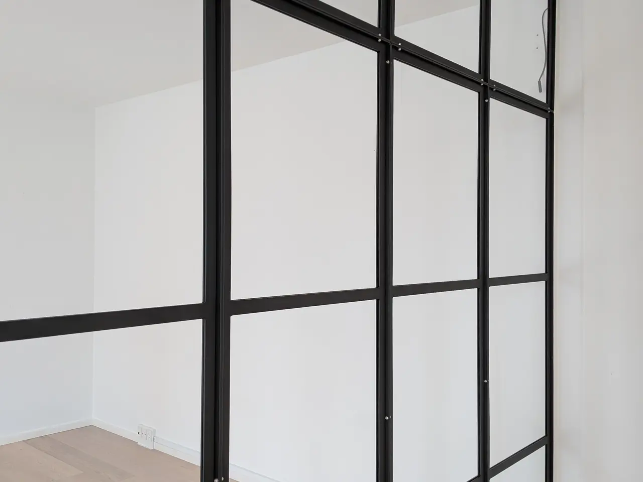 Billede 2 - Moderne rumdeler i glas og metal