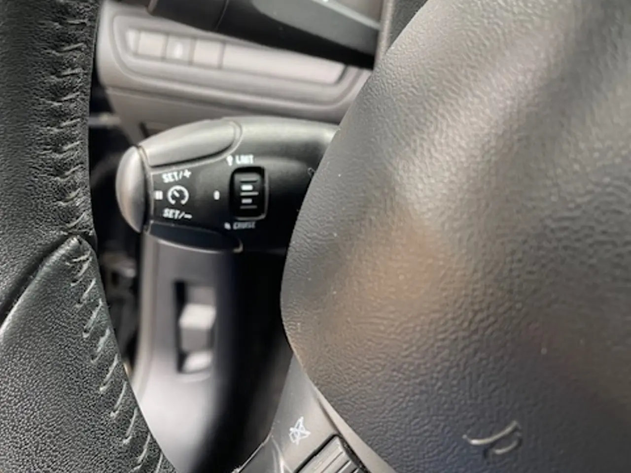 Billede 13 - Kør hjem i fin Peugeot 208 Allure sky.
