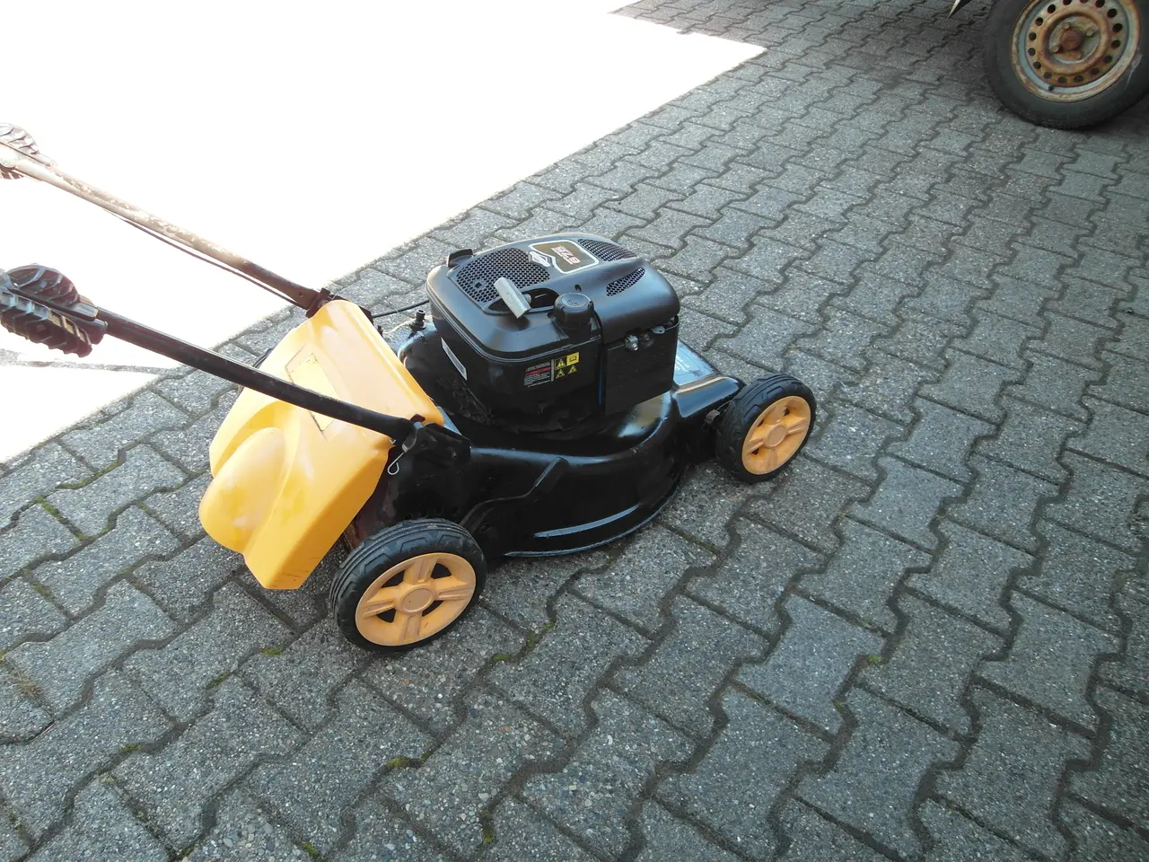 Billede 2 - Plæneklipper Partner med Briggs&Stratton motor.