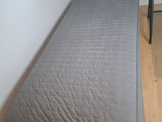 Enkeltseng med boksmadras 85x200cm