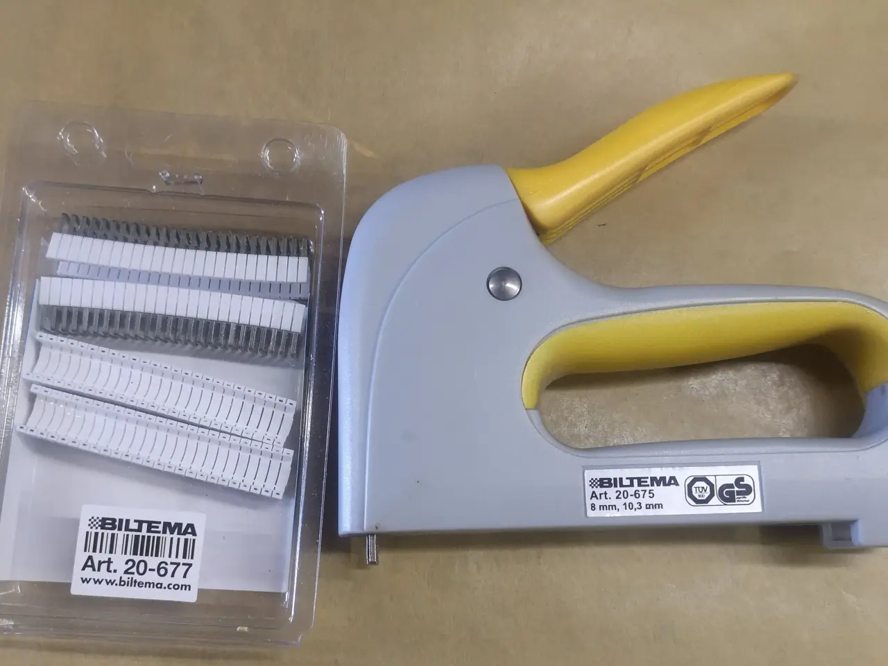 Billede 1 - Kabelclips og hæftepistol.