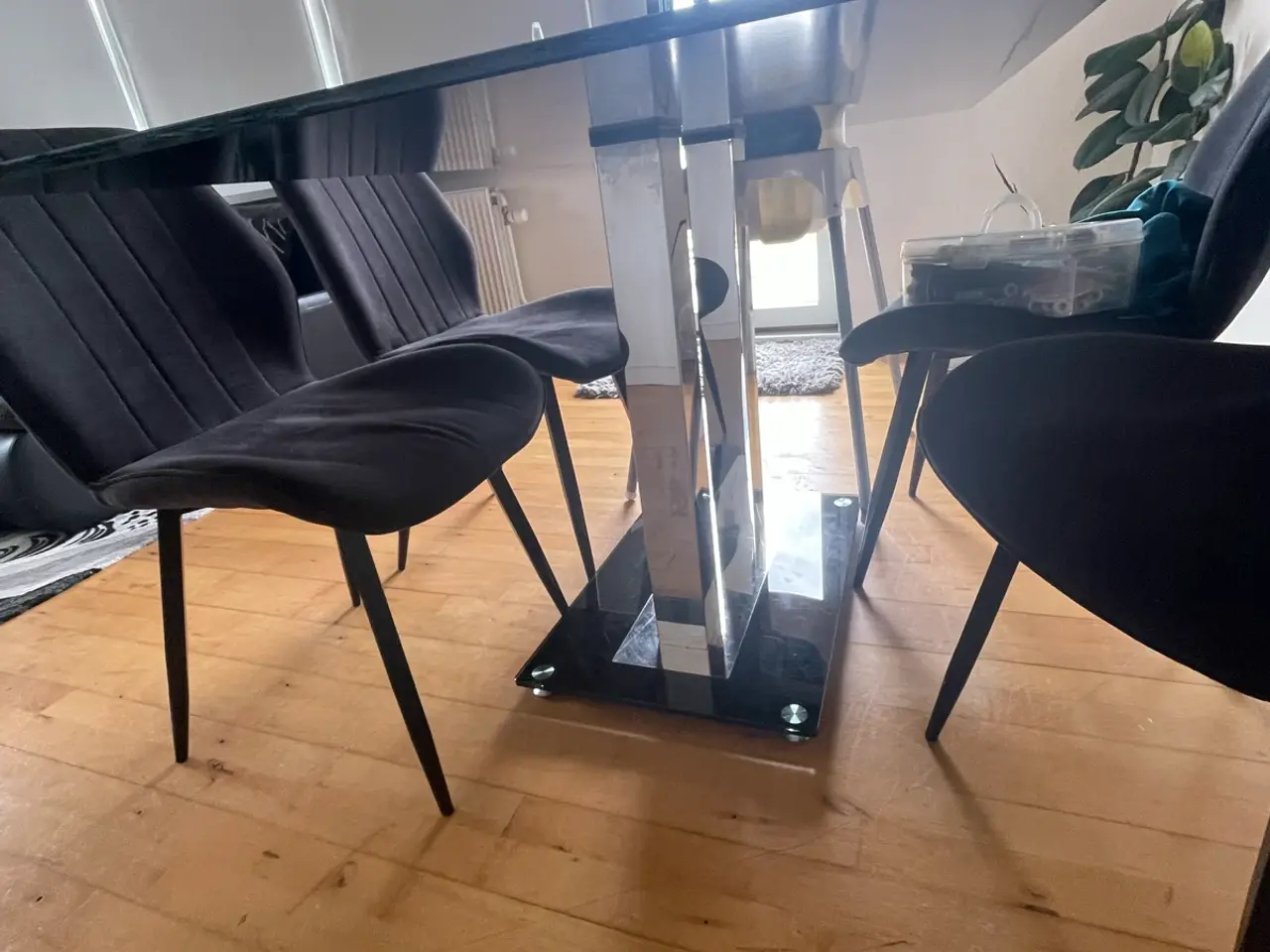 Billede 1 - Spise bord og stol