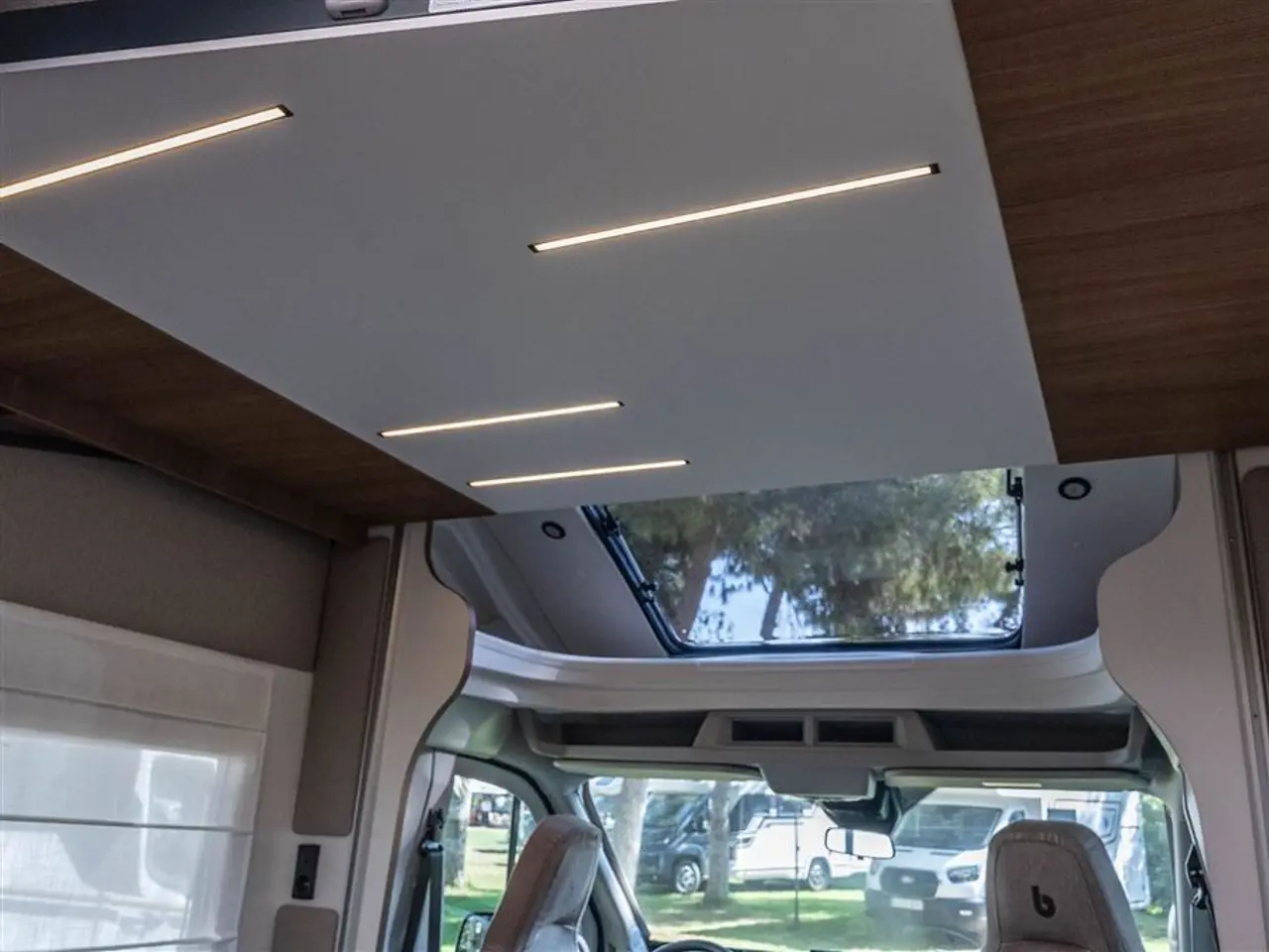 Billede 12 - 2027 - Benimar Tessoro 481 Northautokapp Under 6 meter med enorm plads indvendig