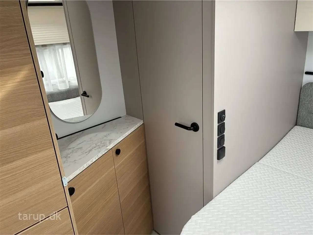 Billede 18 - 2026 - Adria Adora 522 UP Dobbeltsengsvogn, rundsiddegruppe, el-gulv-varme, stort 142L KOMPRESSOR køleskab, TV-holder, stabilisator, Adria Smartbox, glasfibertag