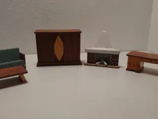 5 dele gamle dukkehusmøbler i træ. Pæn stand.