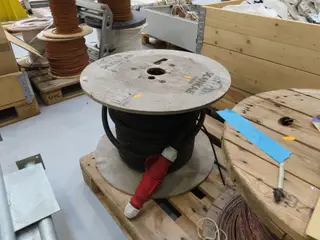 Kabeltromle med kraftforlængerledning
