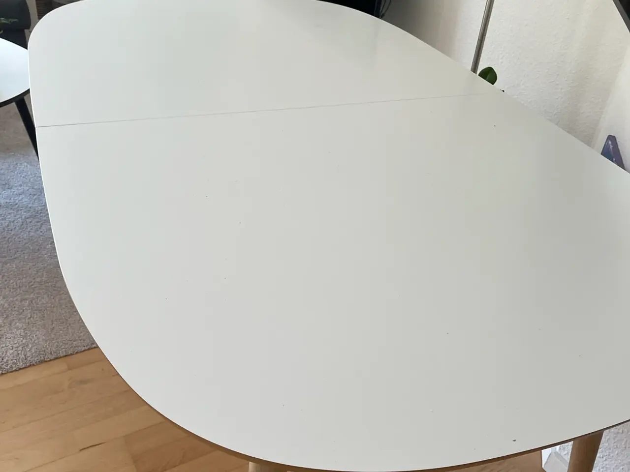 Billede 1 - Flot bord med hvid laminat bordplade og hvidoliere