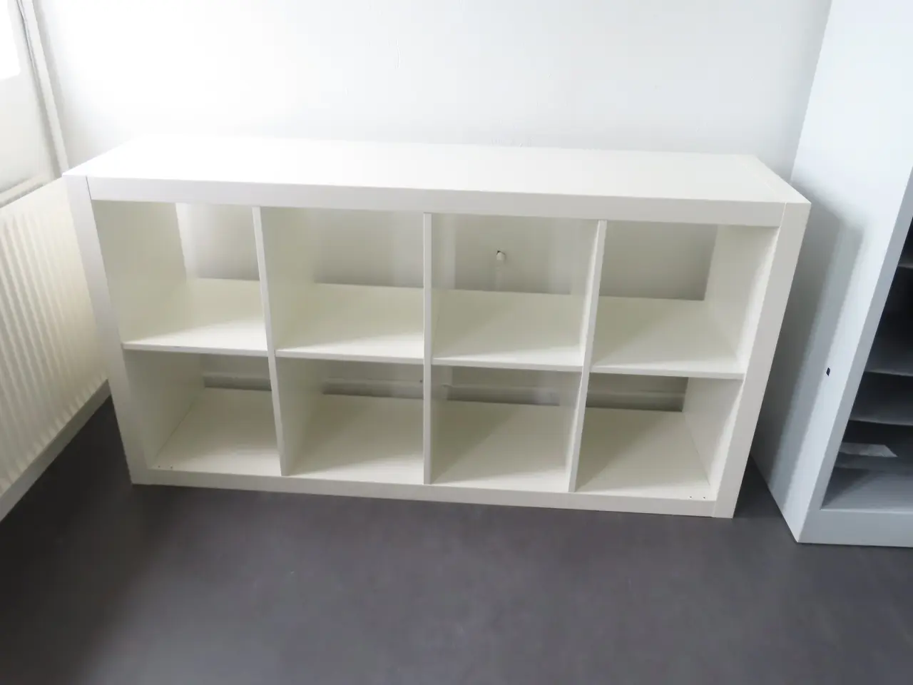 Billede 4 - Indhold på værelse af bord, køjeseng, skab mv.