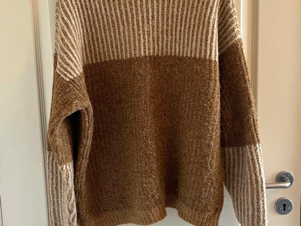 Billede 2 - Karrygul sweater fra Soyaconcept
