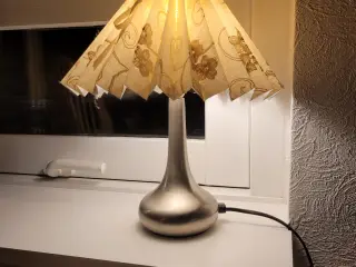 Lille bordlampe med flot stofskærm
