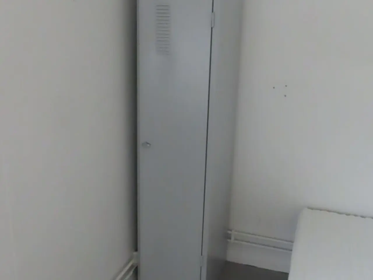 Billede 2 - Indhold på værelse af bord, seng, skab mv.