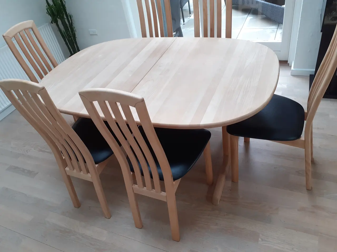Billede 1 - Spisebord med 6 stk stole. 