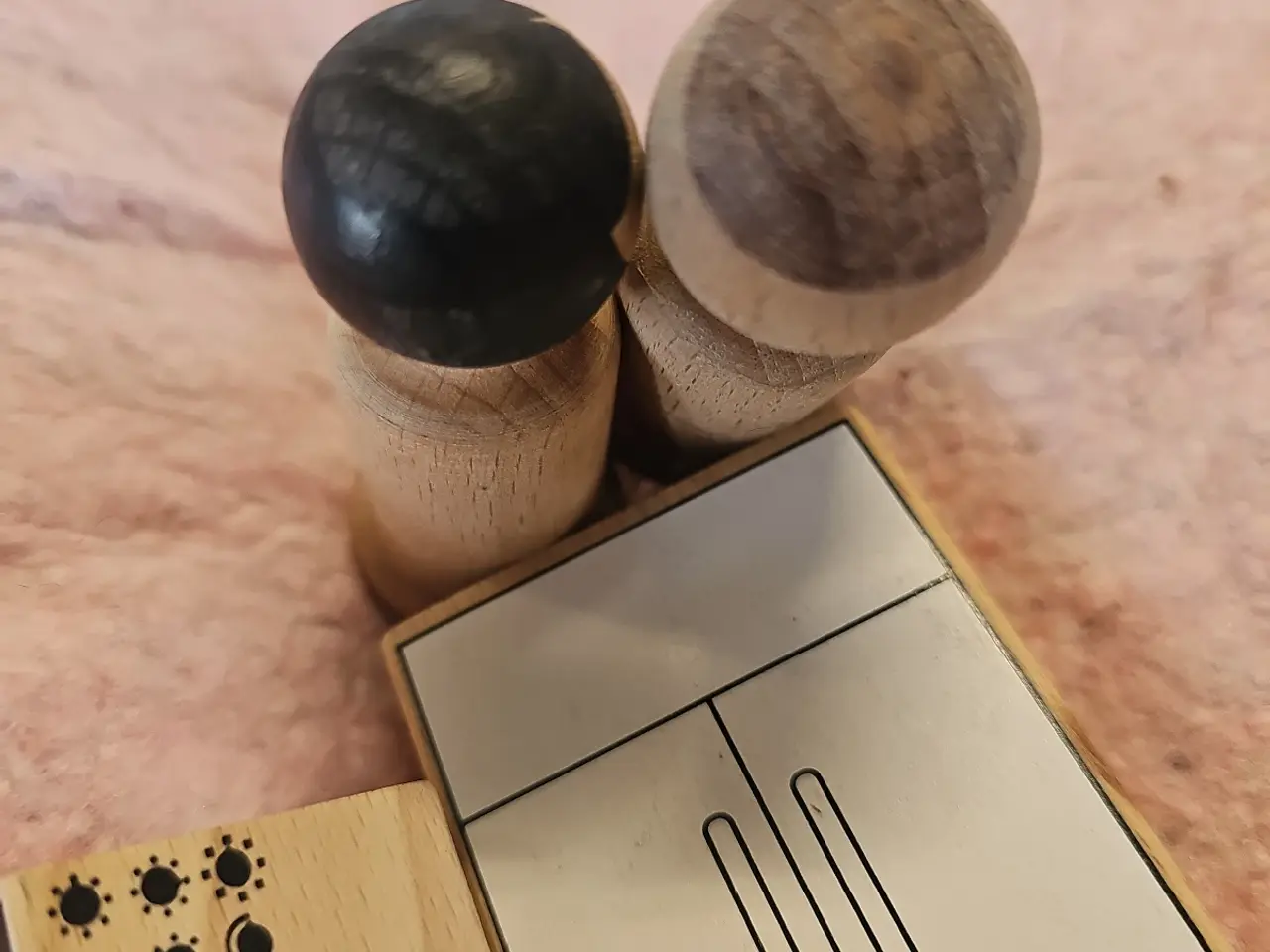 Billede 2 - BRIO træfigurer og køkkenmøbler til dukkehus
